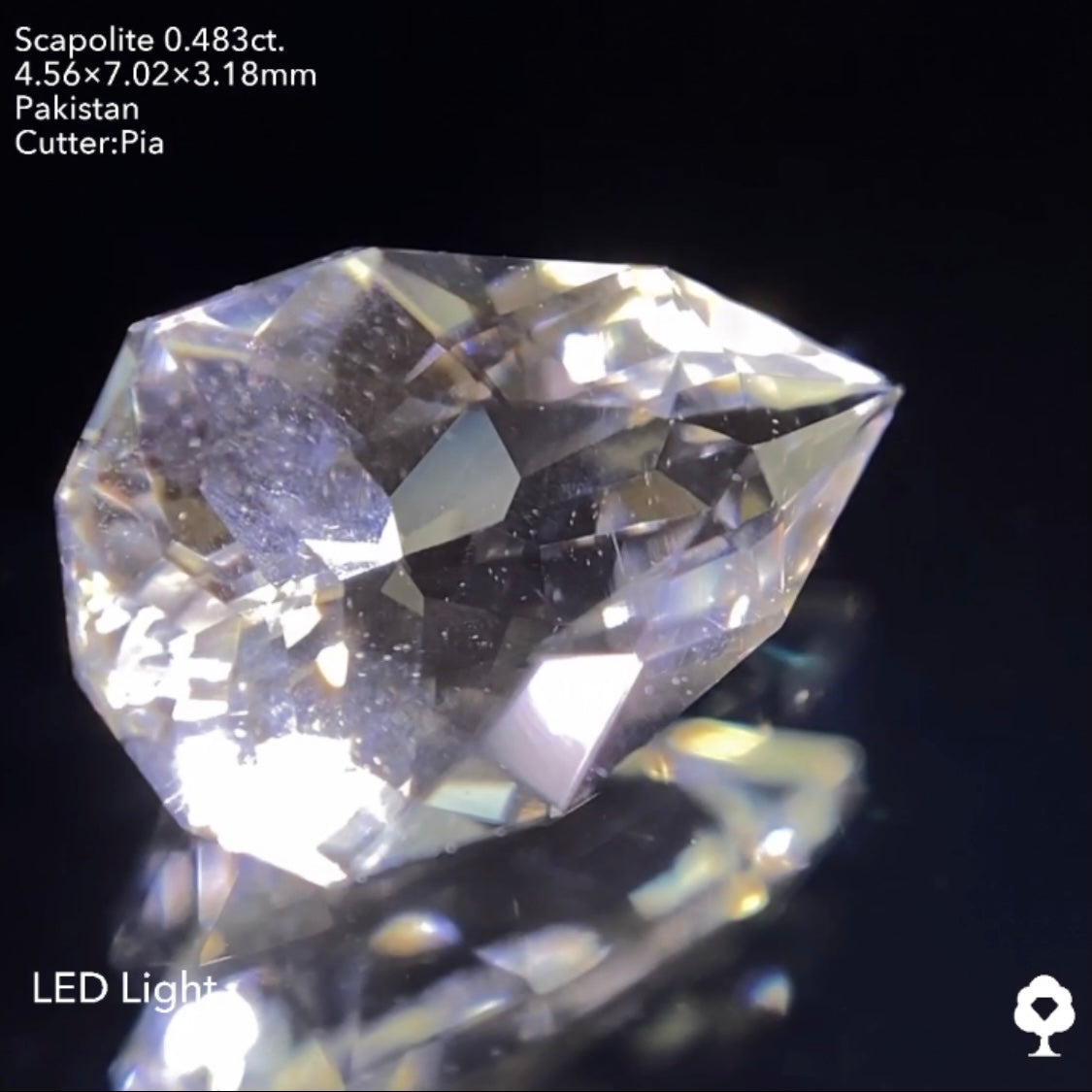 ファンシーペアシェイプの鋭い煌めきはUV蛍光でも美しい★スキャポライト0.483ct ピアッちゃん作品