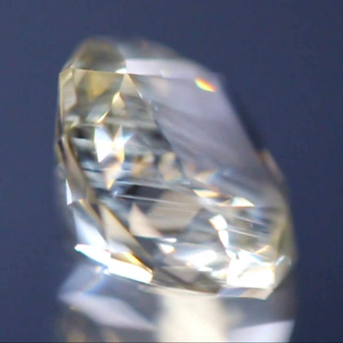 スクエアテーブルの新カットはシラーも美しい★ラブラドライト2.55ct 師匠作品✨こちらはクーポンはごめんなさい🙏