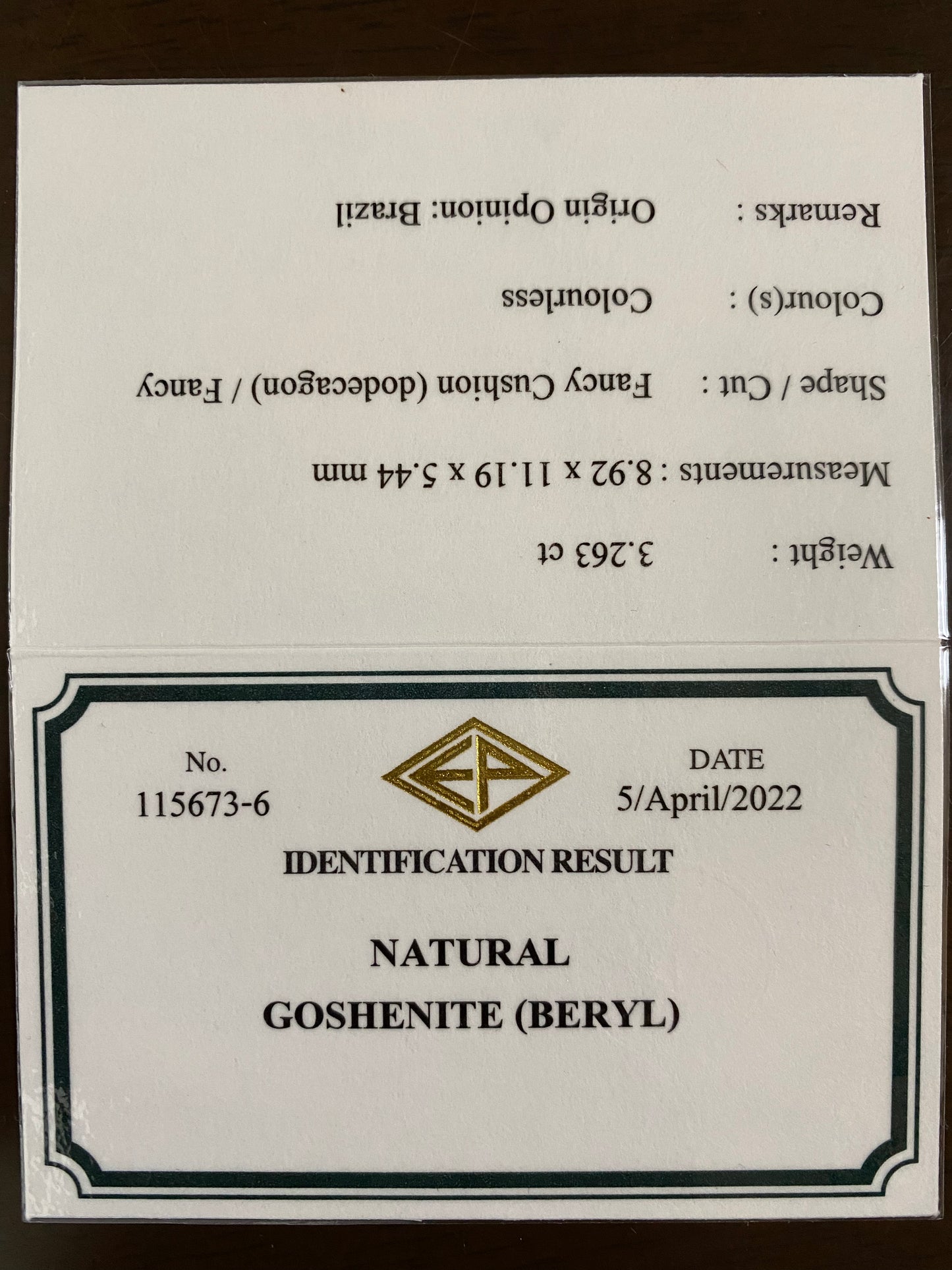 純白で輝き抜群のファンシークッション★ゴッシェナイト3.263ct ピアッちゃん作品