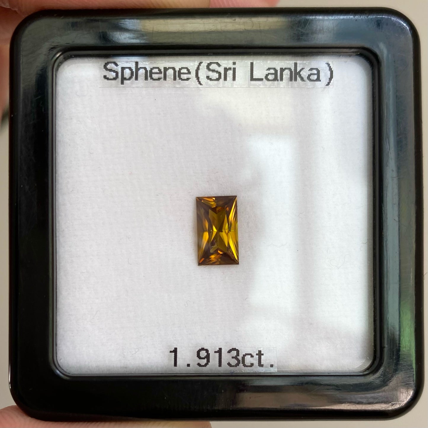 【ご落札者さま専用★1発入札オークション】鋭いカットの強い輝きに燃えるファイアーのバゲット★スフェーン1.913ct ピアッちゃん作品