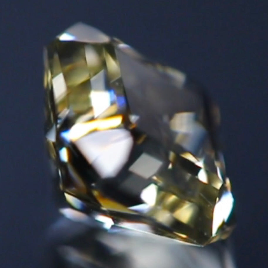 止まらない輝きの中に潜む美しい十字と成長線★ラブラドライト1.56ct 師匠作品✨こちらはクーポンはごめんなさい🙏