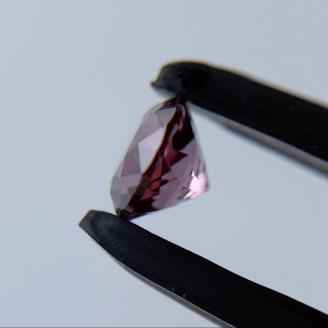 👽美しい赤ピンクにチェンジする美ラウンド★カラーチェンジガーネット0.42ct ピアッ作品