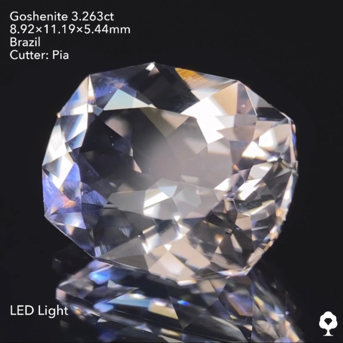 純白で輝き抜群のファンシークッション★ゴッシェナイト3.263ct ピアッちゃん作品