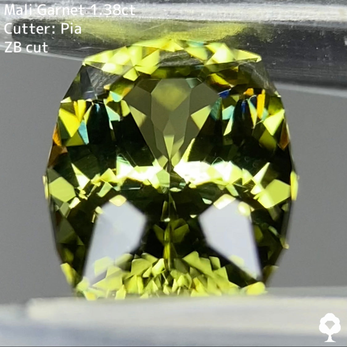 和を感じる美色に施された宝石のカタチが浮かんで見えるZBカット★マリガーネット 1.38ct【ZB cut】