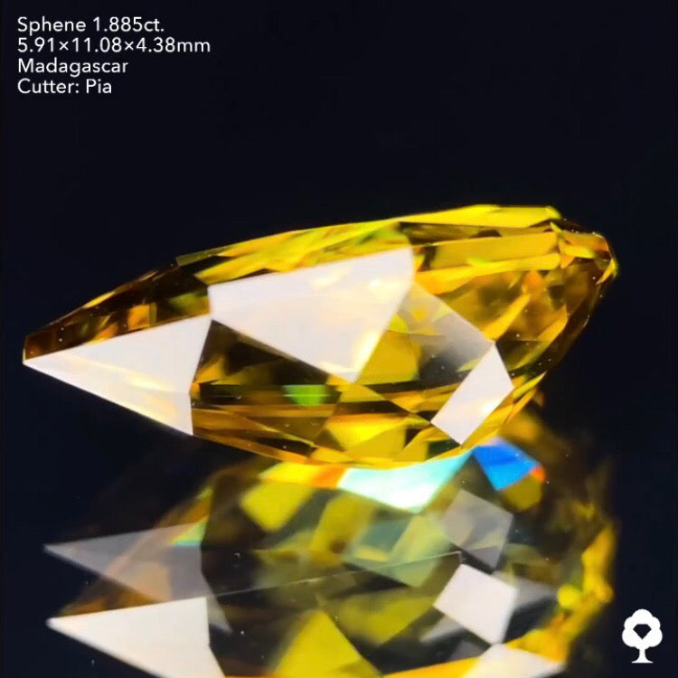 6ctから抽出された鋭くギラめくシャープペアシェイプ★スフェーン1.885ct ピアッちゃん作品★ハラキリプライス