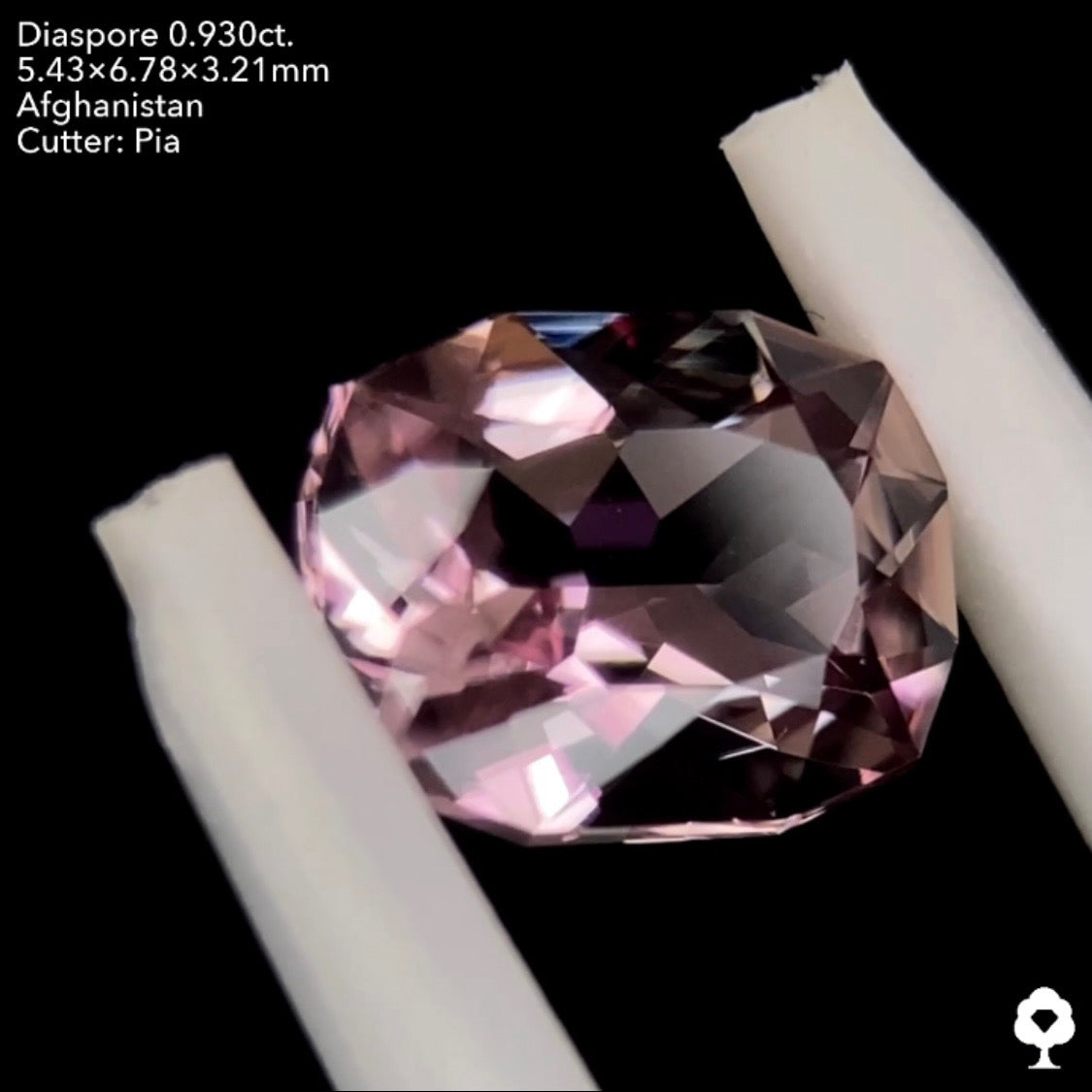 ピンクとパープルが見え隠れする美しい多色性★ダイアスポア0.930ct. ピアッちゃん作品