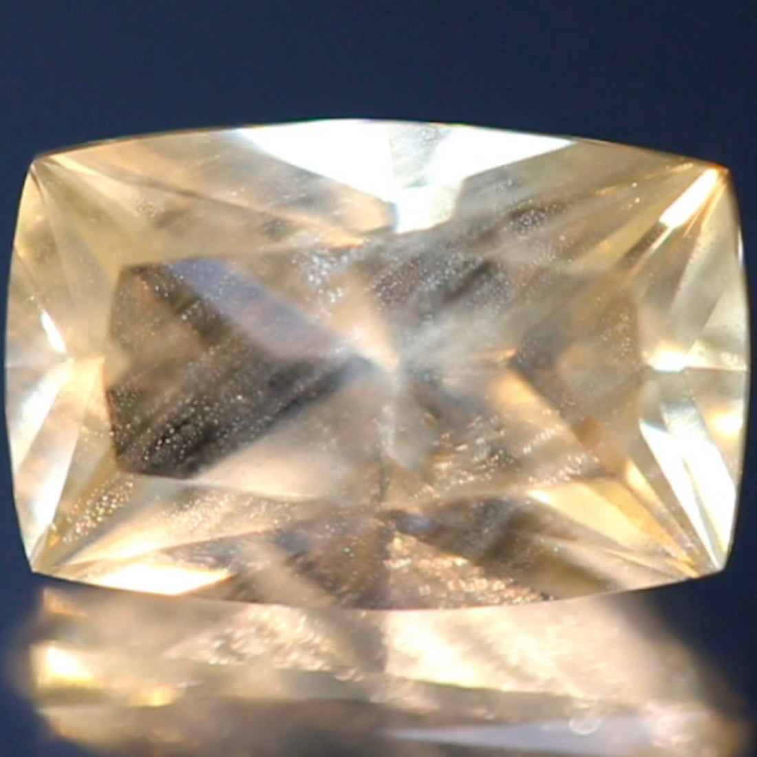 星屑シラーが煌めく超美スーパークッション★ラブラドライト3.23ct ピアッちゃん作品✨