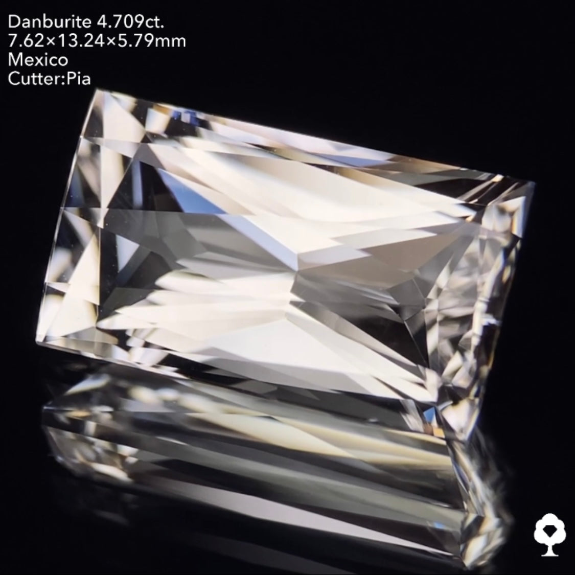 鋭い輝きが折り重なるアヤトリカットのピアッ進化版★カラーレスダンビュライト4.709ct ピアッちゃん作品