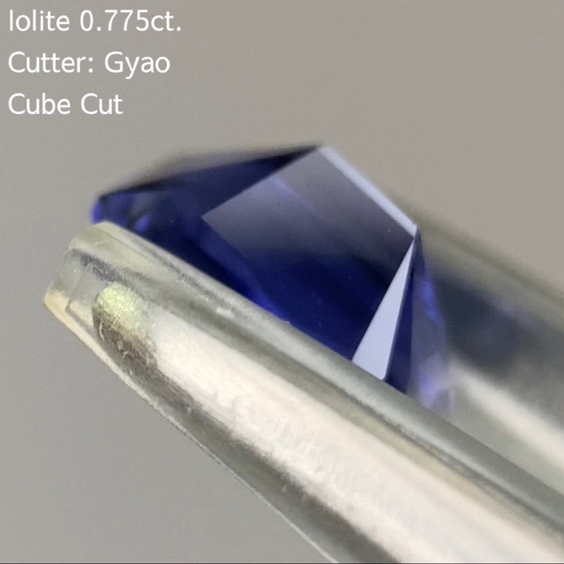 大胆で繊細なカットの濃美色★四隅に変則キューブ★アイオライト0.775ct.ゲオちゃん作品