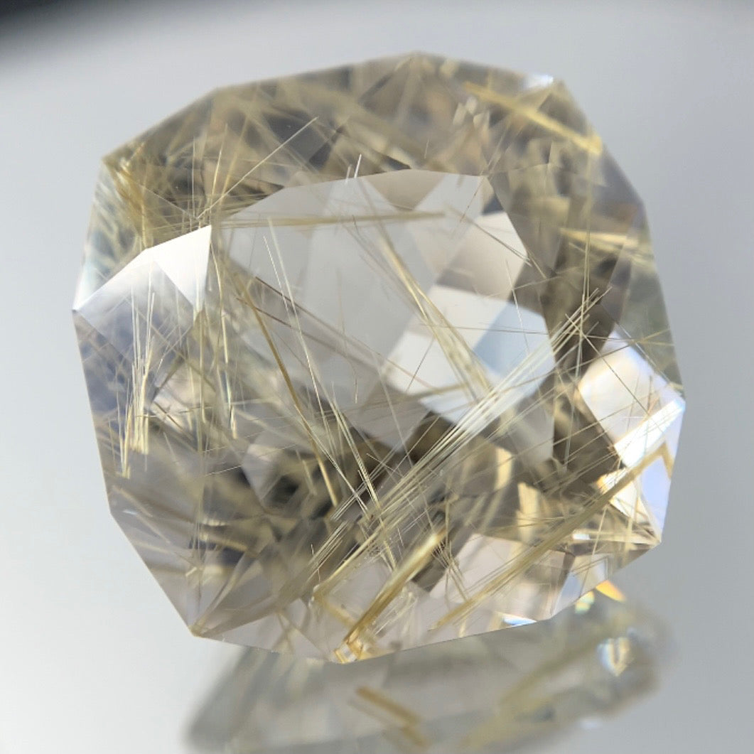白金のルチルが交差する美ファンシークッション★ルチルクォーツ 8.34ct 師匠作品✨