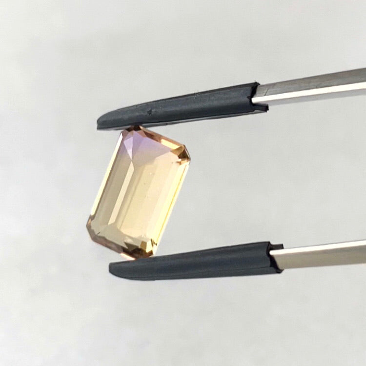 エレガントな色合い・雰囲気とオクタゴンのメタリックな輝き★アメトリン1.62ct