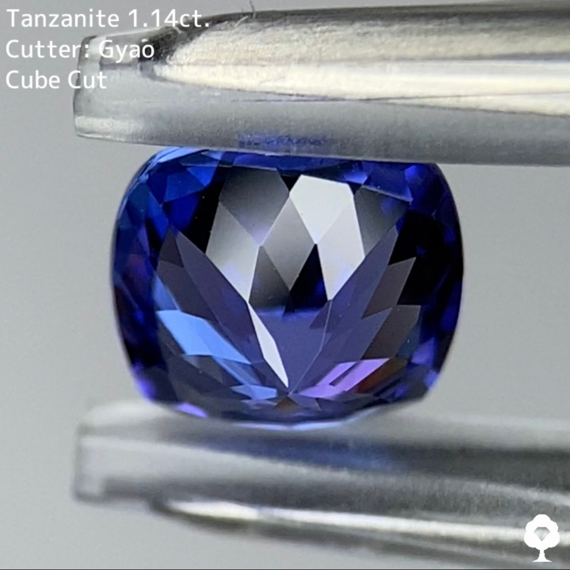 【6万円スタート❗️2023カウントダウン逆オークション】一見スタンダードクッションだがテーブル周りに浮かぶ立方体は唯一無二のカット★タンザナイト 1.14ct ゲオちゃん作品【Cube Cut】