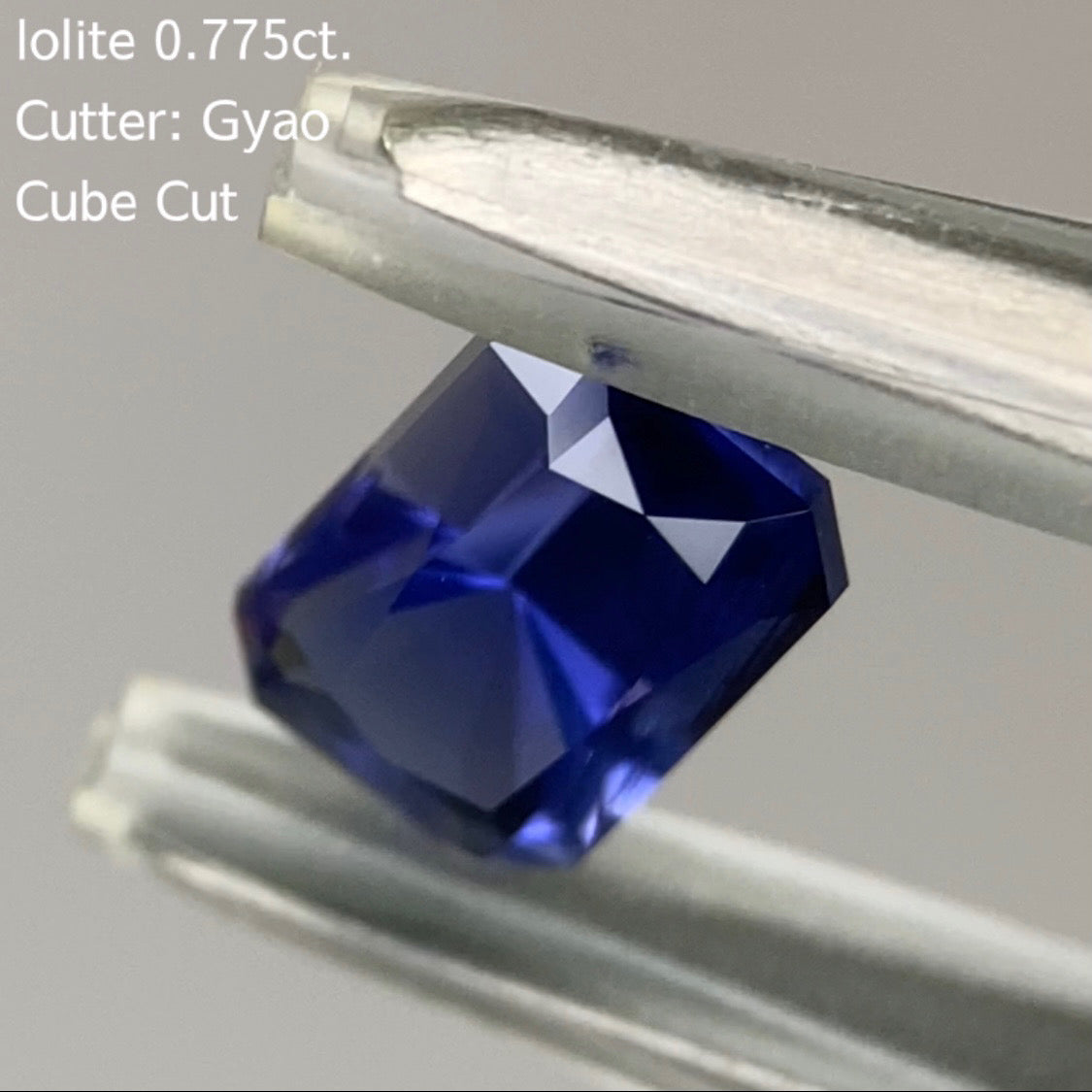 大胆で繊細なカットの濃美色★四隅に変則キューブ★アイオライト0.775ct.ゲオちゃん作品