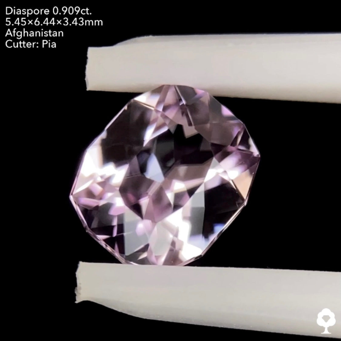 8/8(月)21:30終了‼️【原宿プチ個展リアルチハルーム開催感謝祭】繊細なパープリッシュピンクのクッションにはダブリングも★ダイアスポア0.909ct. ピアッちゃん作品