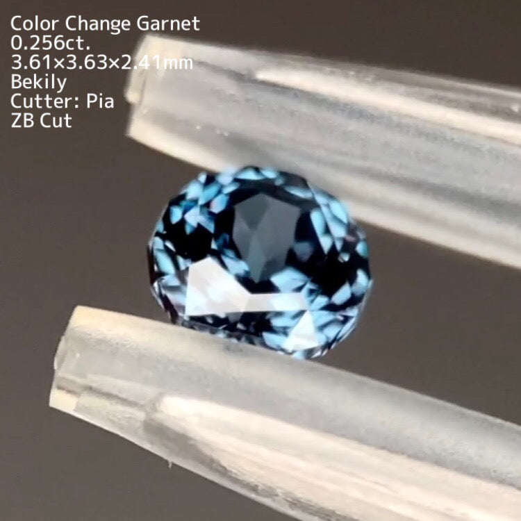 【ZBカット】ベキリーカラーチェンジガーネット0.256ct. ピアッちゃん作品
