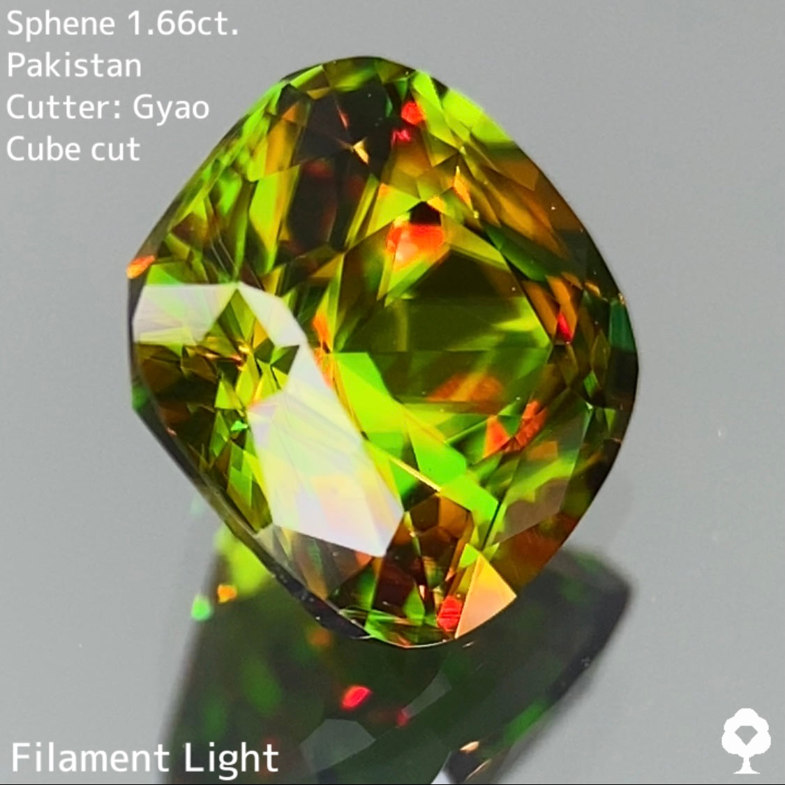 美しいグリーンの地色にゴールドが混ざり合う縁取りキューブクッション★スフェーン 1.66ct【Cube cut】