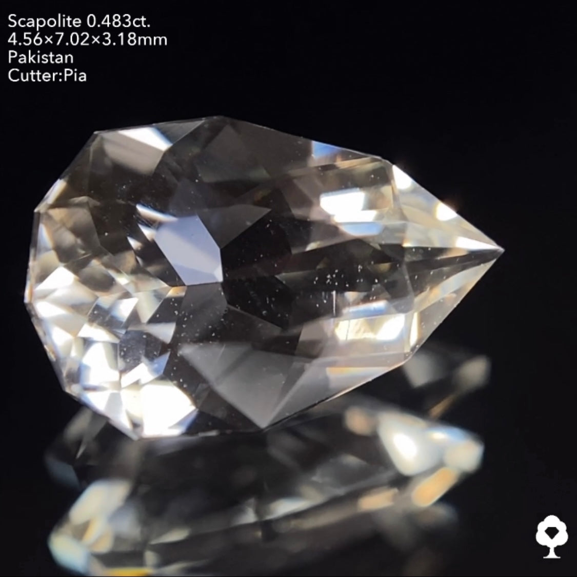 ファンシーペアシェイプの鋭い煌めきはUV蛍光でも美しい★スキャポライト0.483ct ピアッちゃん作品