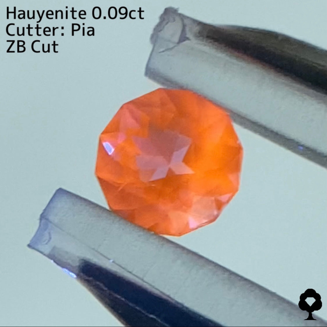 【ZBカット】オレンジに蛍光★UVアウィンナイト0.09ct. ピアッちゃん作品