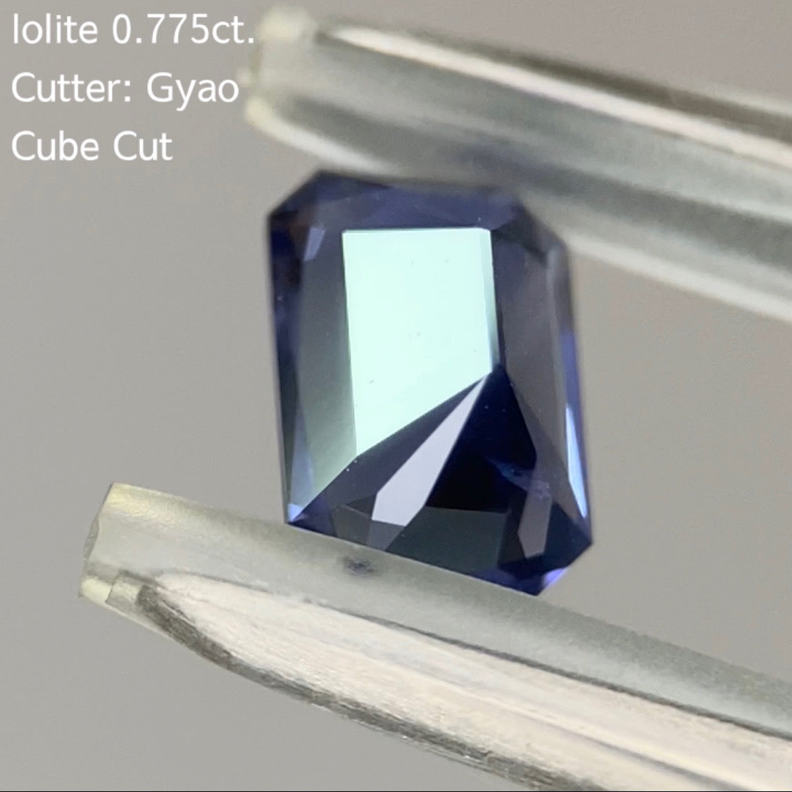 大胆で繊細なカットの濃美色★四隅に変則キューブ★アイオライト0.775ct.ゲオちゃん作品