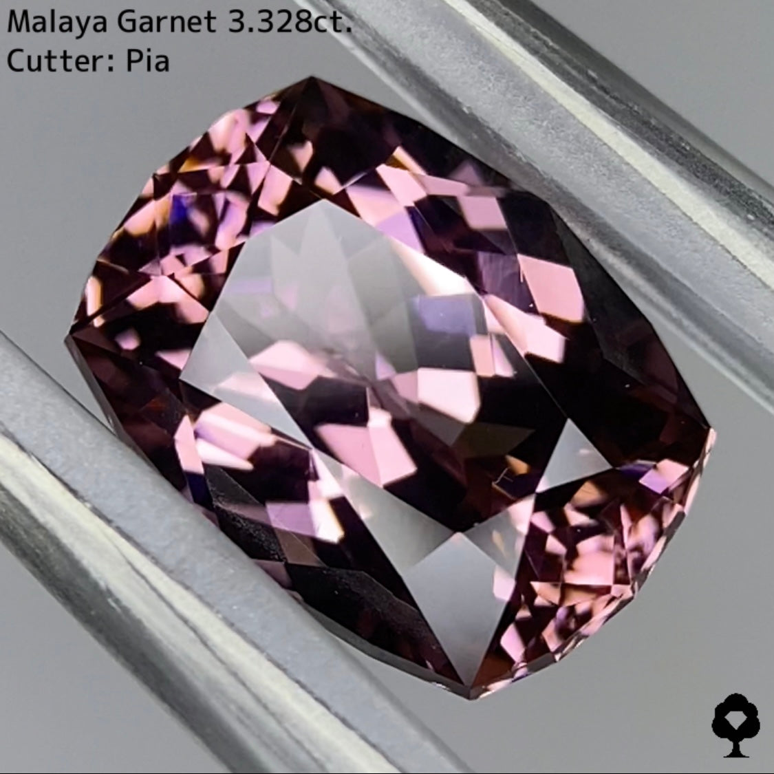 クールなファンシークッションに仕上げられたセクシーカラー★マラヤガーネット 3.328ct