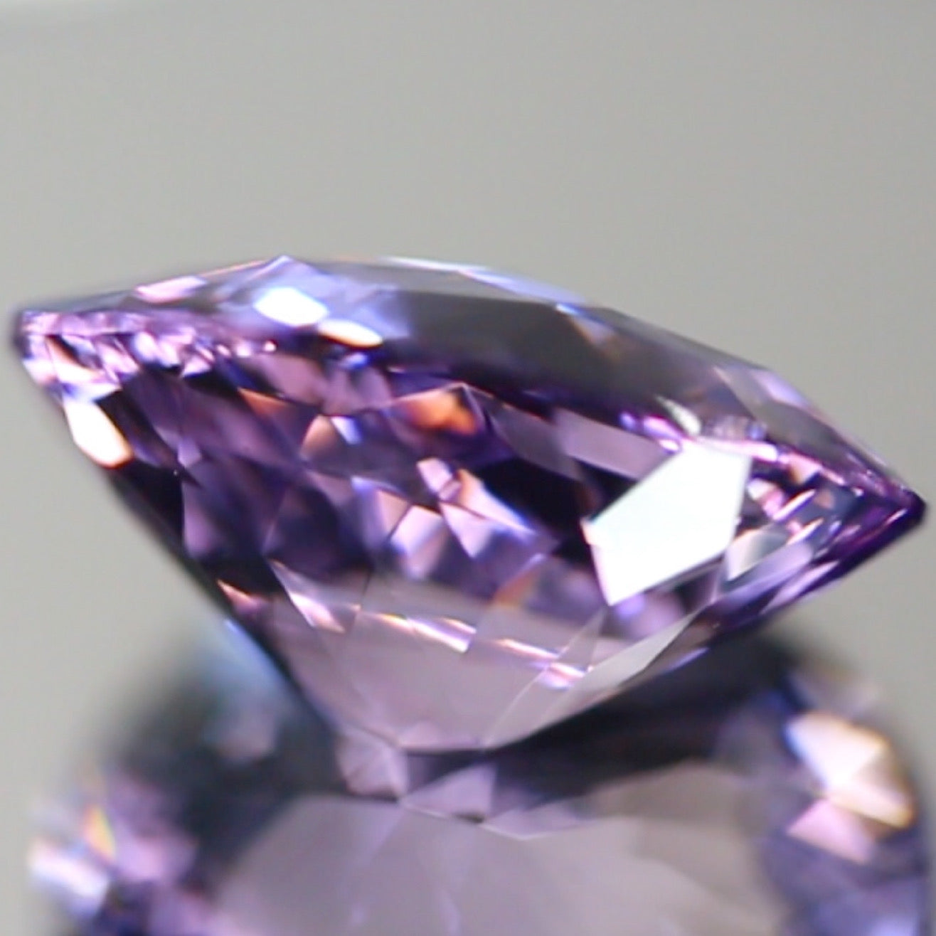 【SOLD OUT】可愛い色合いながら迫力満天のキューブスターオーバル★アメジスト8.80ct/ゲオちゃん作品★お問い合わせ1番乗り価格★