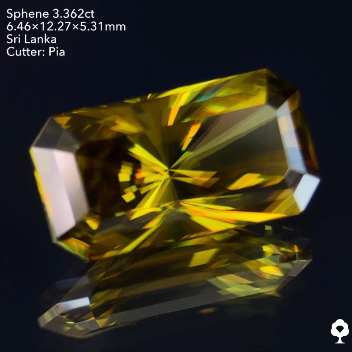 オリーブグリーンから鋭い煌めきを放つピアッちゃん渾身の窓あり放射線パビリオン★スフェーン3.362ct ピアッちゃん作品