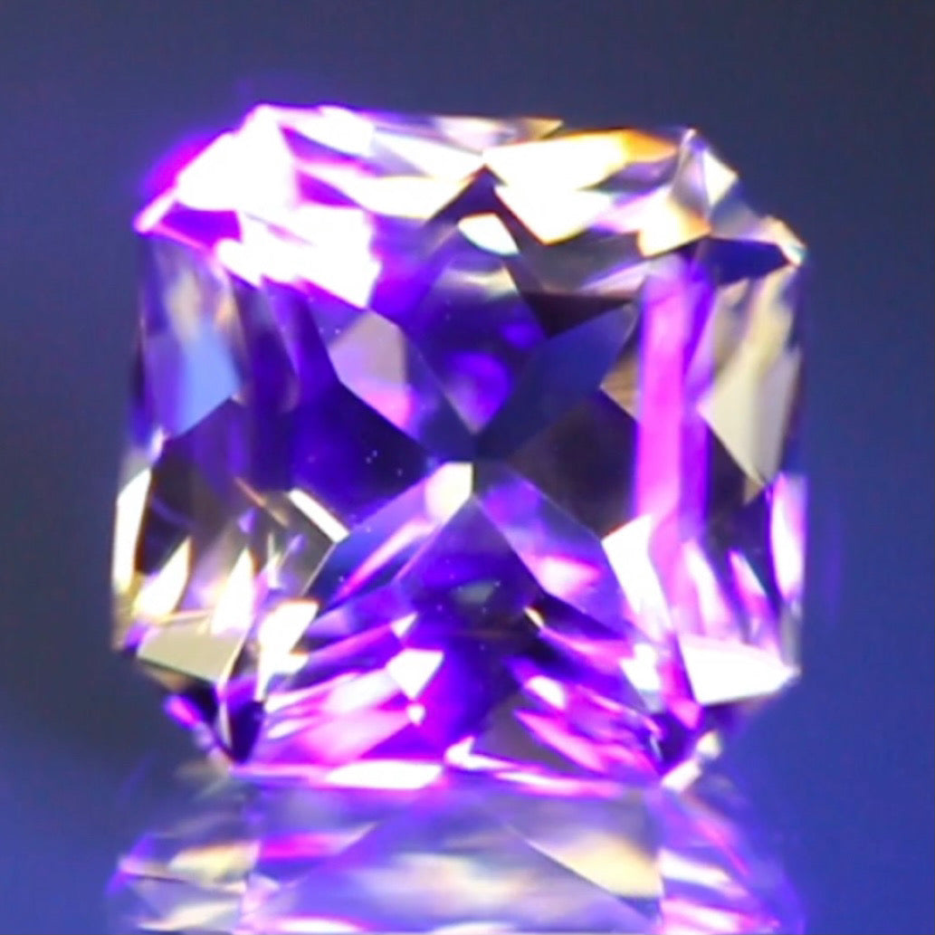 止まらない輝きの中に潜む美しい十字と成長線★ラブラドライト1.56ct 師匠作品✨こちらはクーポンはごめんなさい🙏