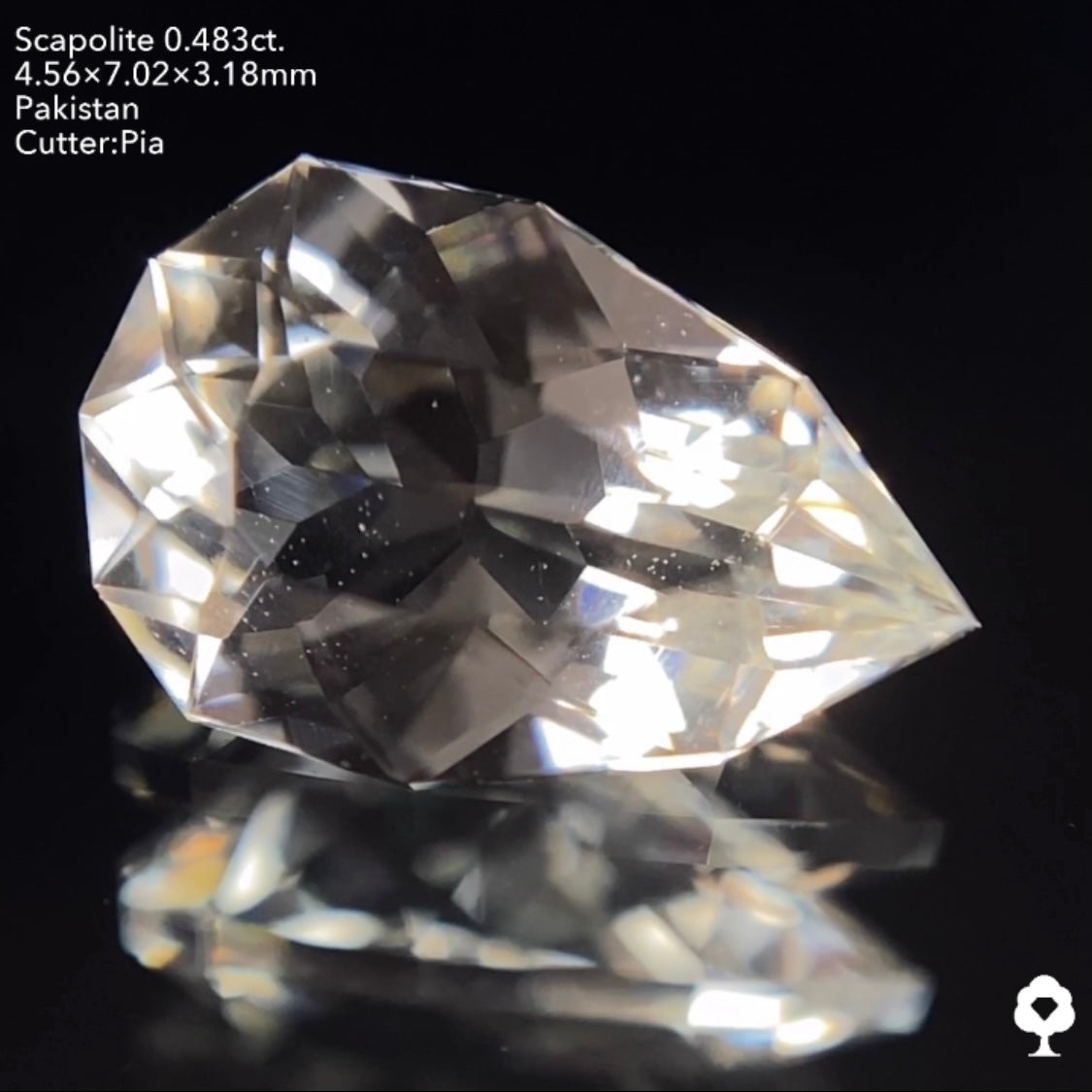 ファンシーペアシェイプの鋭い煌めきはUV蛍光でも美しい★スキャポライト0.483ct ピアッちゃん作品