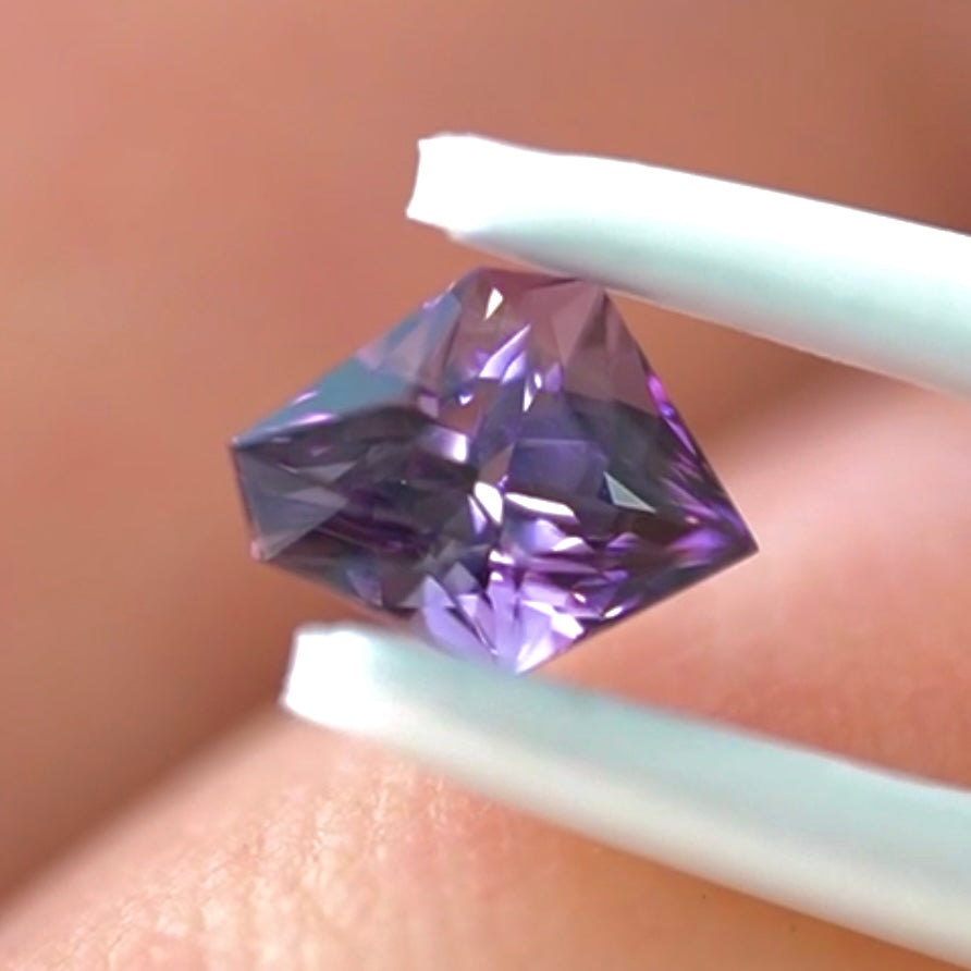 レイちゃんらしいクレイジー感👍美色“赤と青の紫”が煌めくスピネル0.733ct💎レイちゃん作品