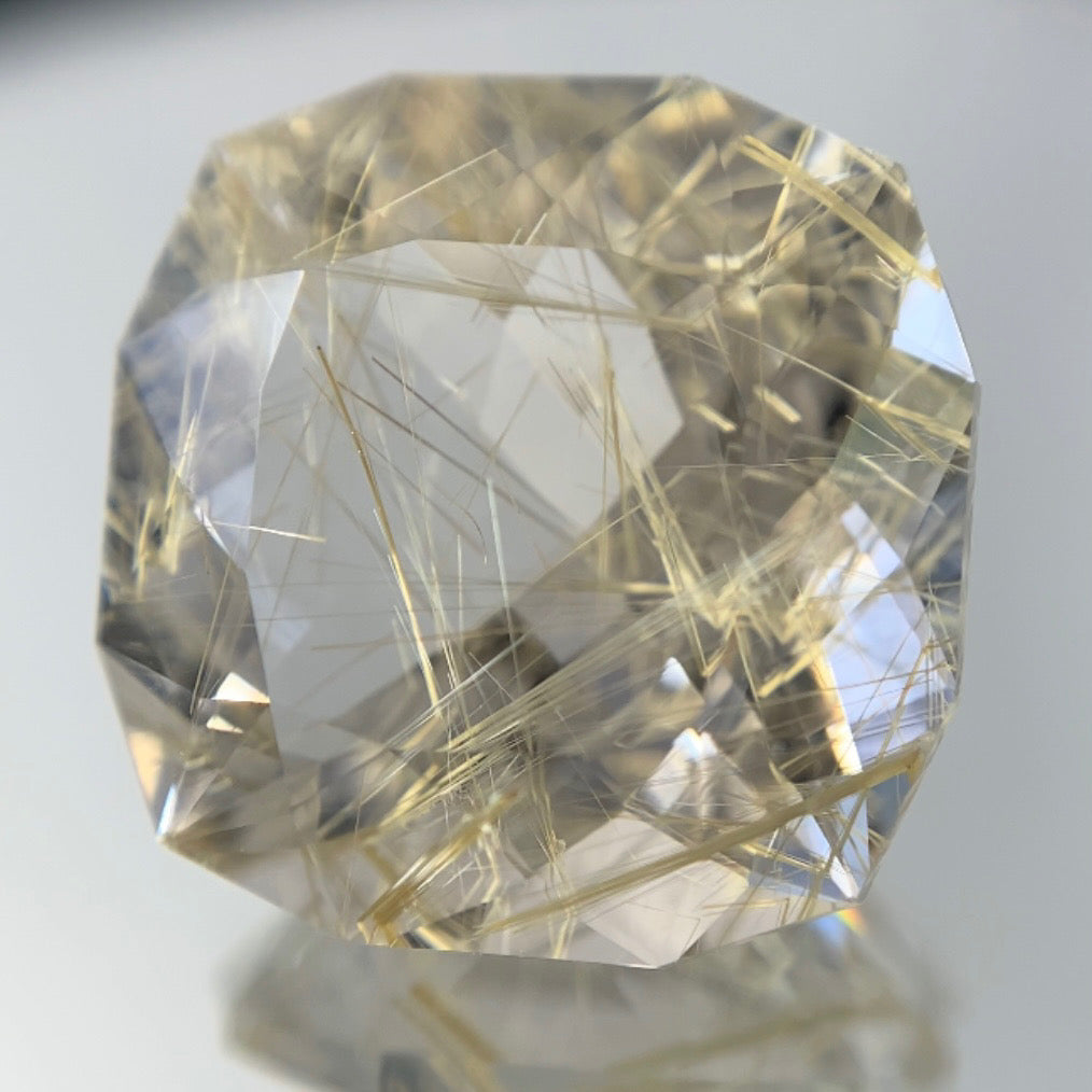 白金のルチルが交差する美ファンシークッション★ルチルクォーツ 8.34ct 師匠作品✨