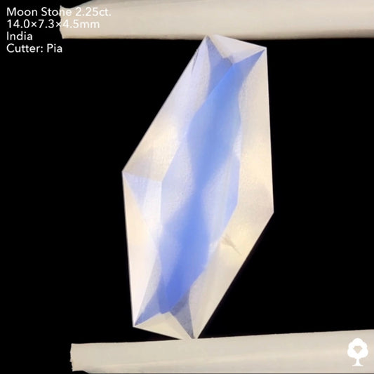 6/12(日)22:00終了‼️テーブルから溢れ出すブルーシラーと幻想的な石質のカッコいいファンシーカイト★ムーンストーン2.25ct. ピアッちゃん作品