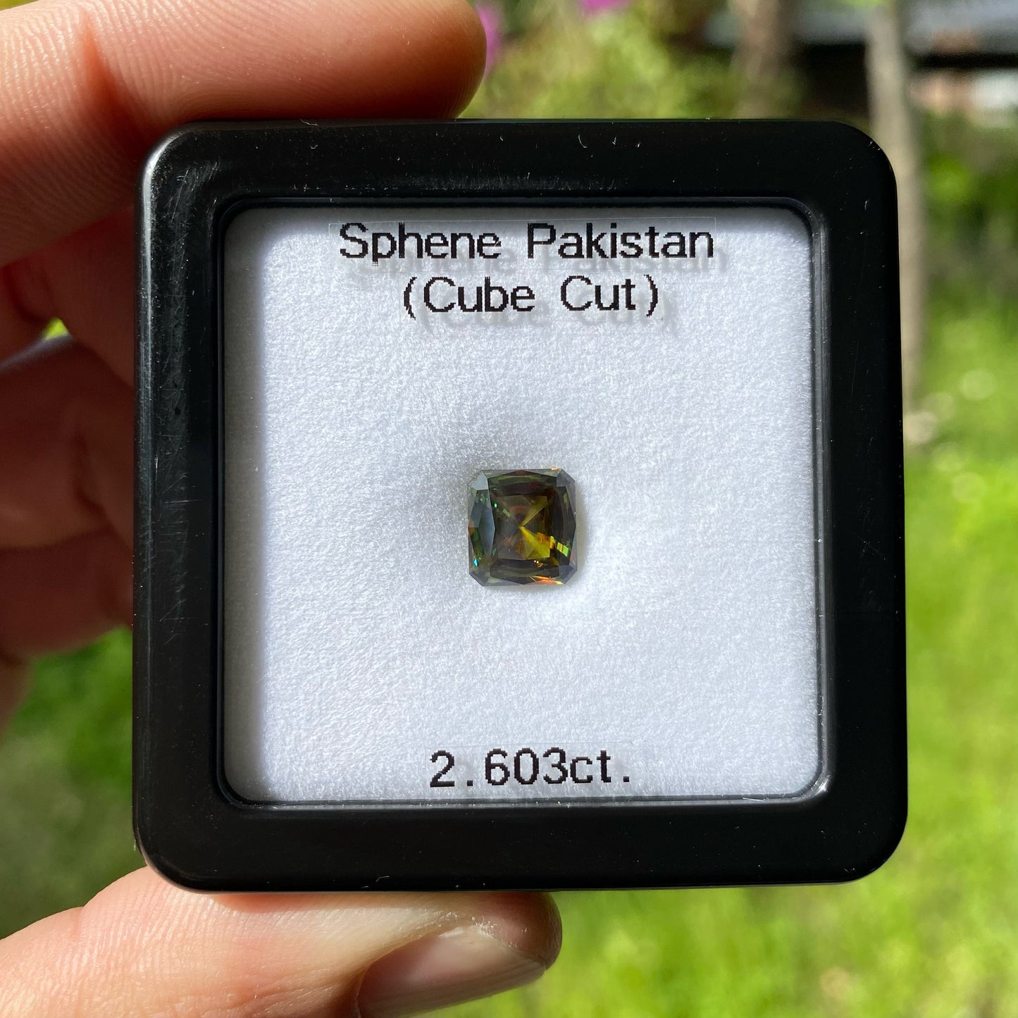 油彩画のような輝きを放つ新型キューブかつ放射線状パビリオン★パキスタンスフェーン2.603ct ゲオちゃん作品