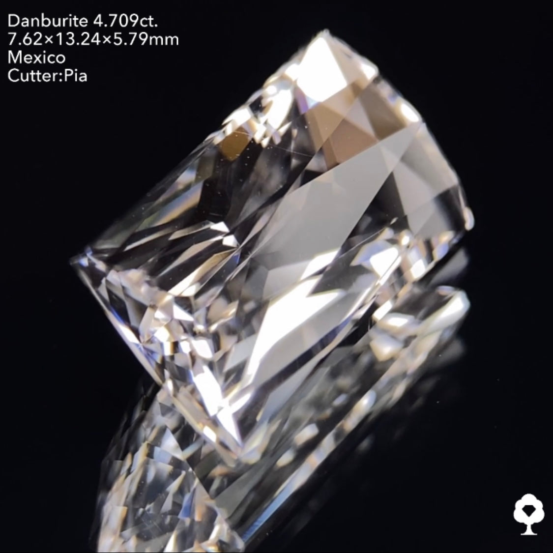 鋭い輝きが折り重なるアヤトリカットのピアッ進化版★カラーレスダンビュライト4.709ct ピアッちゃん作品