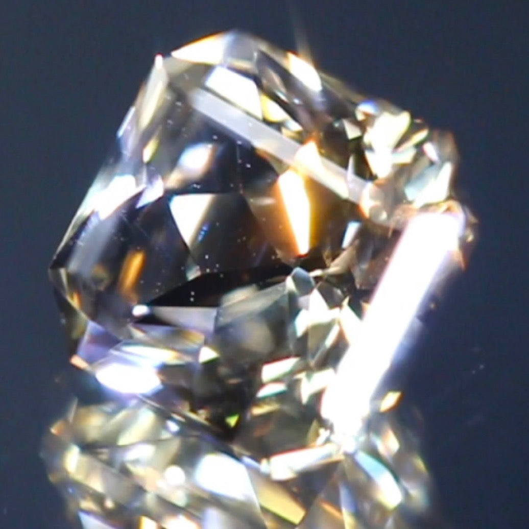 止まらない輝きの中に潜む美しい十字と成長線★ラブラドライト1.56ct 師匠作品✨こちらはクーポンはごめんなさい🙏