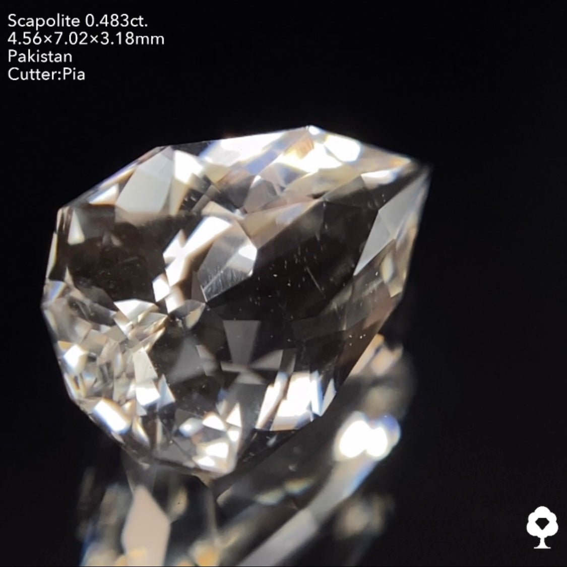 ファンシーペアシェイプの鋭い煌めきはUV蛍光でも美しい★スキャポライト0.483ct ピアッちゃん作品