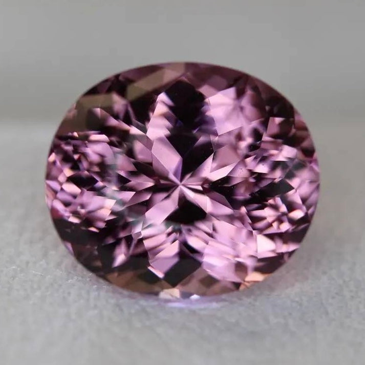 優しく可愛いピンクの細やかで強い煌めきを放つ変則キューブカット★マラヤガーネット 2.923ct【Cube cut】