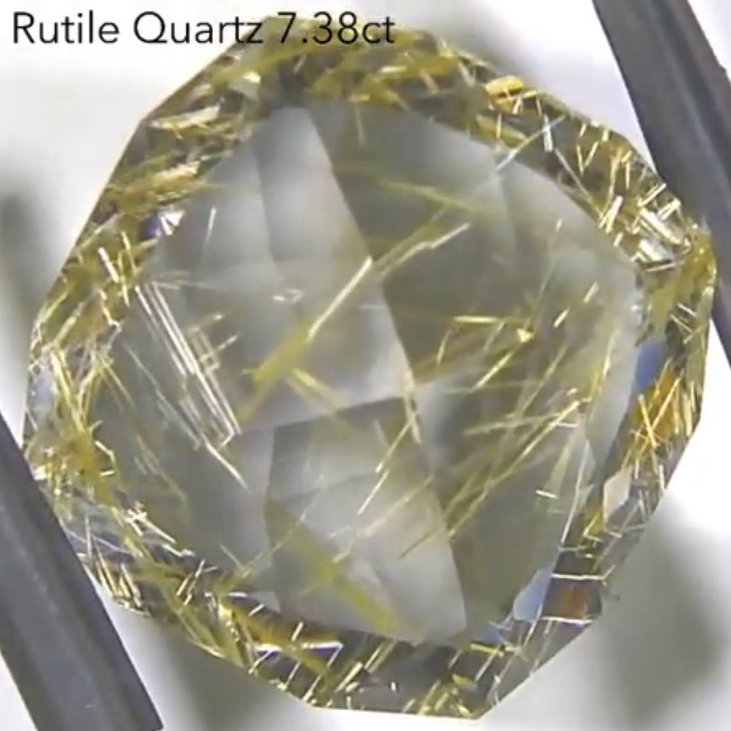 白金のルチルが交差する美ファンシークッション★ルチルクォーツ 8.34ct 師匠作品✨