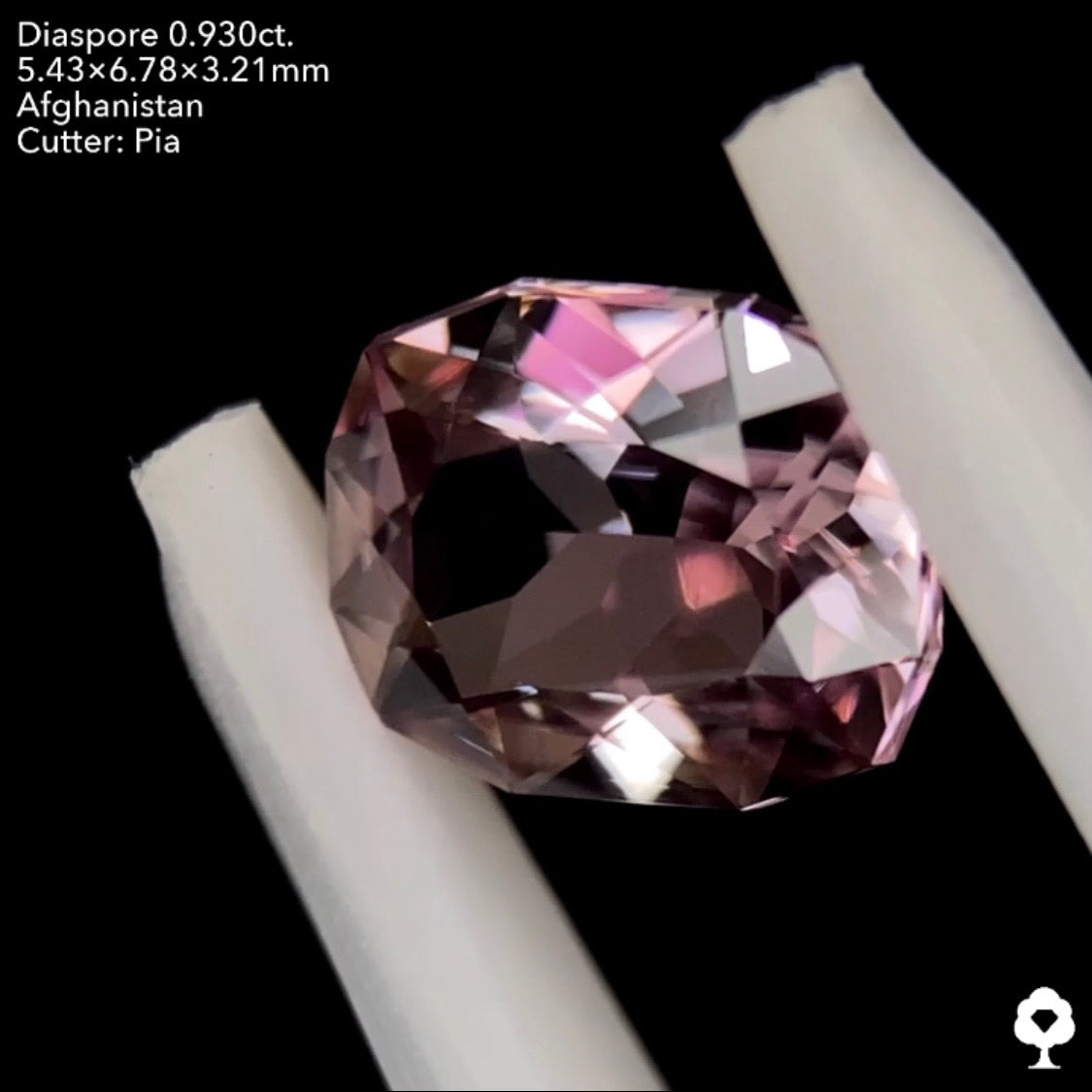 ピンクとパープルが見え隠れする美しい多色性★ダイアスポア0.930ct. ピアッちゃん作品