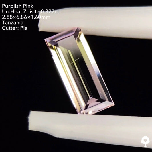 パープリッシュピンク非加熱ゾイサイト0.327ct. バゲット ピアッちゃん作品