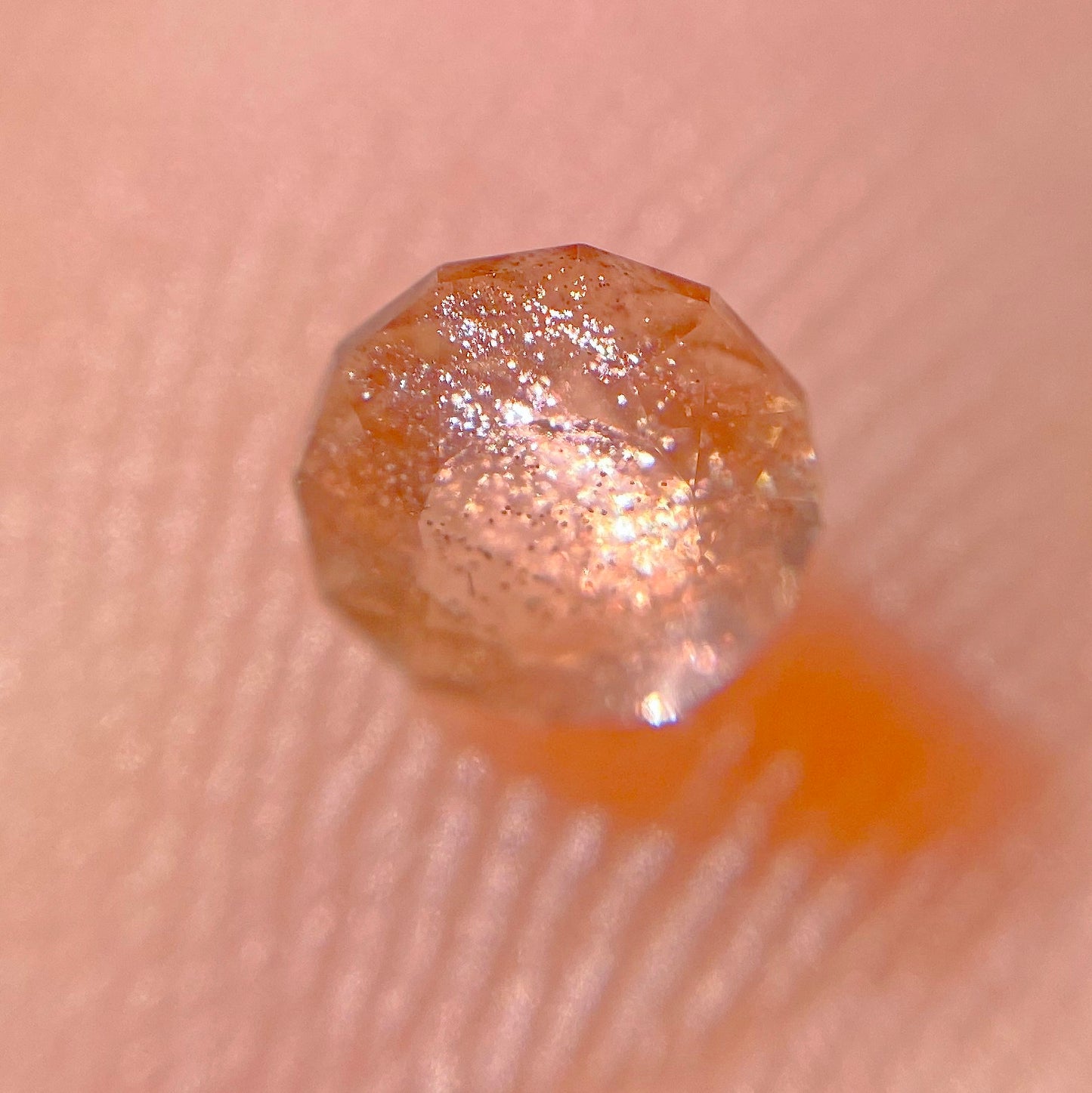 💖お待たせしました❣️ファンシーラウンドのオレゴンサンストーン0.39ct(テーブルからはみ出るシラー🙈💓)☀️💎ピアッちゃん作品【4/30チハルーム】GW特別特価❗️