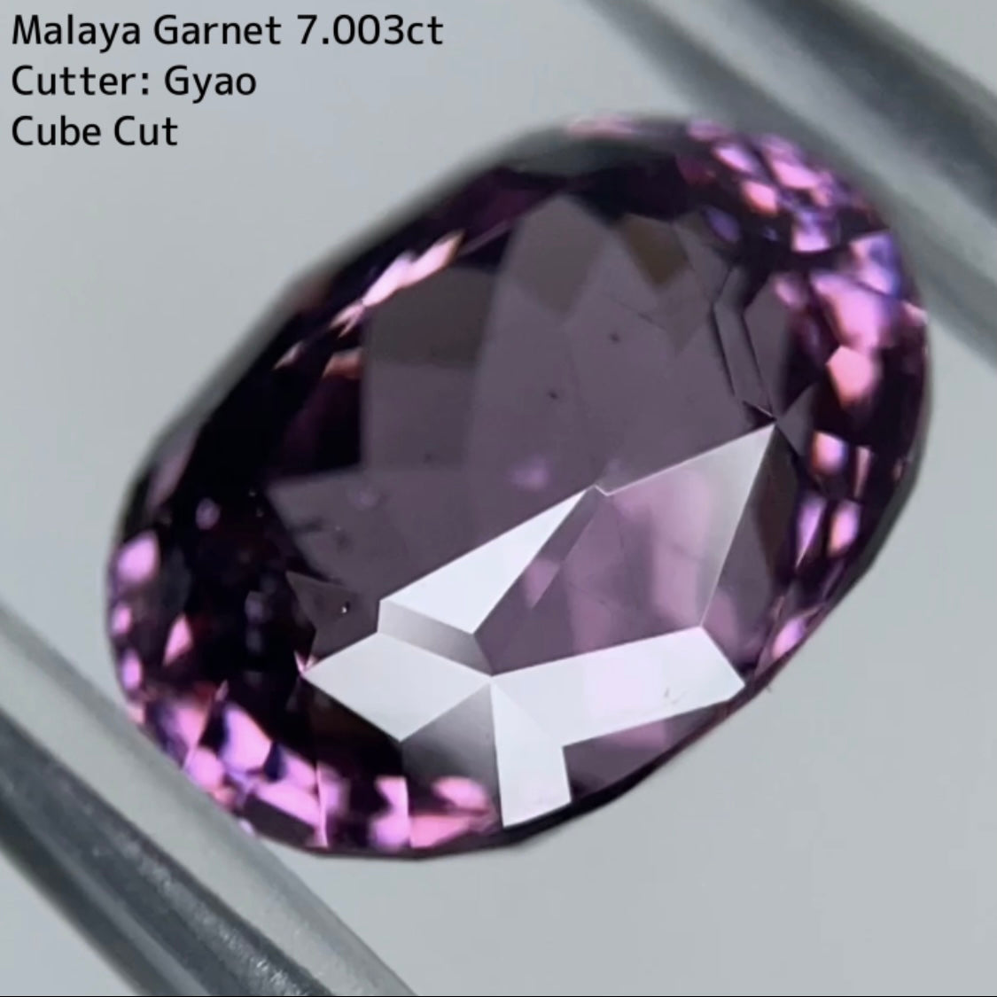 シックさのある美ピンクパープルは大きさも美しさもモンスター級💎マラヤガーネット 7.003ct【Cube cut】