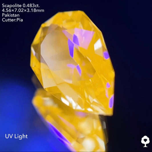 ファンシーペアシェイプの鋭い煌めきはUV蛍光でも美しい★スキャポライト0.483ct ピアッちゃん作品