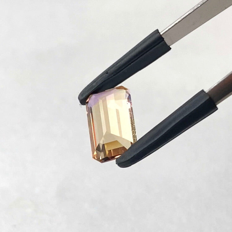 エレガントな色合い・雰囲気とオクタゴンのメタリックな輝き★アメトリン1.62ct