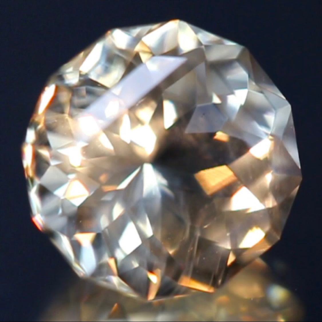 スクエアテーブルの新カットはシラーも美しい★ラブラドライト2.55ct 師匠作品✨こちらはクーポンはごめんなさい🙏