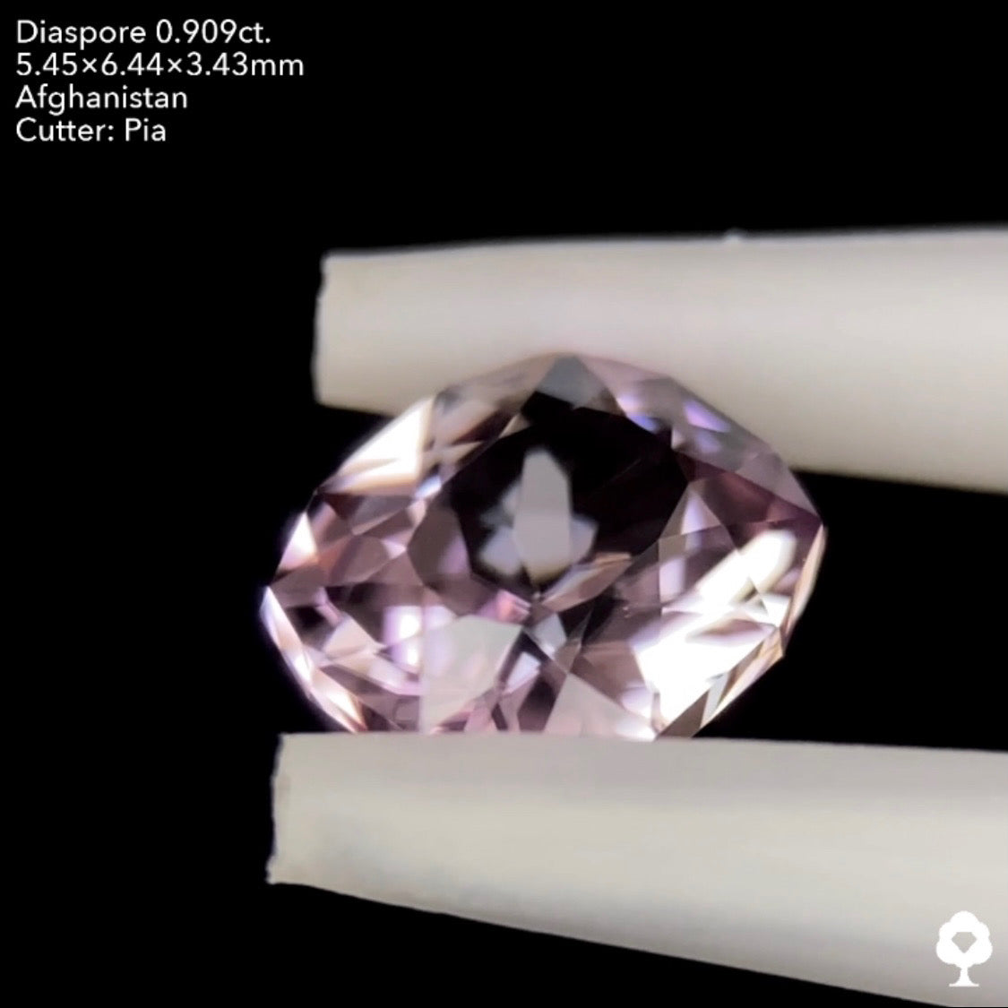 8/8(月)21:30終了‼️【原宿プチ個展リアルチハルーム開催感謝祭】繊細なパープリッシュピンクのクッションにはダブリングも★ダイアスポア0.909ct. ピアッちゃん作品