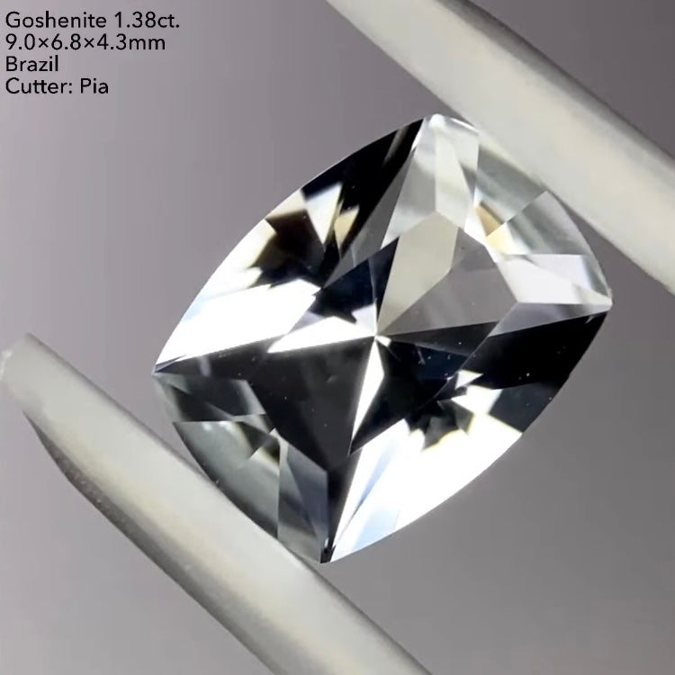 8/11(木)21:30終了‼️ブルーとゴールドのファイアーがせめぎ合うスーパークッション★ゴッシェナイト1.38ct. ピアッちゃん作品