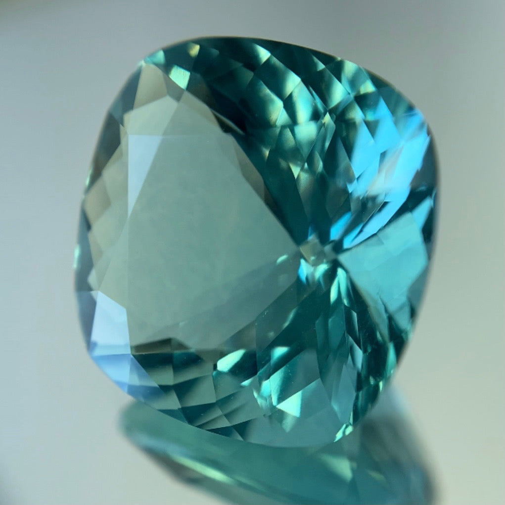 アディダス名作の孔雀のようなフローライト  6.69ct アディダス作品✨