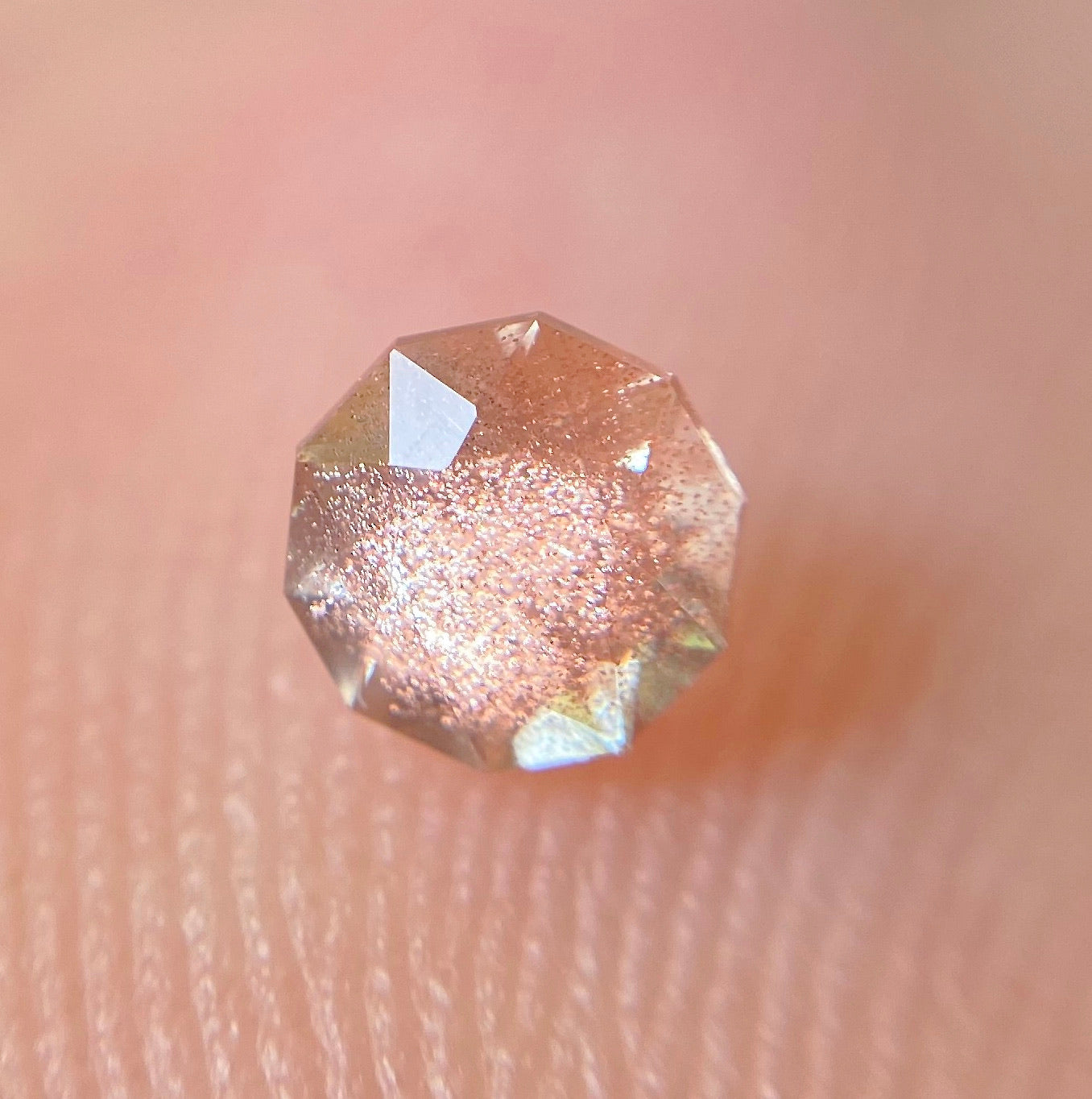 💖お待たせしました❣️ファンシーラウンドのオレゴンサンストーン0.39ct(テーブルからはみ出るシラー🙈💓)☀️💎ピアッちゃん作品【4/30チハルーム】GW特別特価❗️