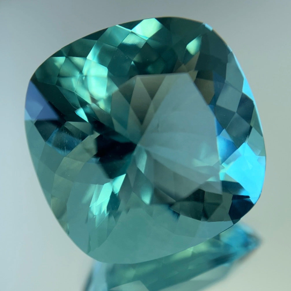 アディダス名作の孔雀のようなフローライト  6.69ct アディダス作品✨