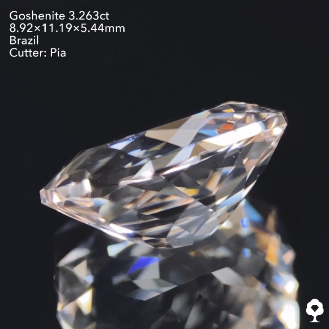 純白で輝き抜群のファンシークッション★ゴッシェナイト3.263ct ピアッちゃん作品